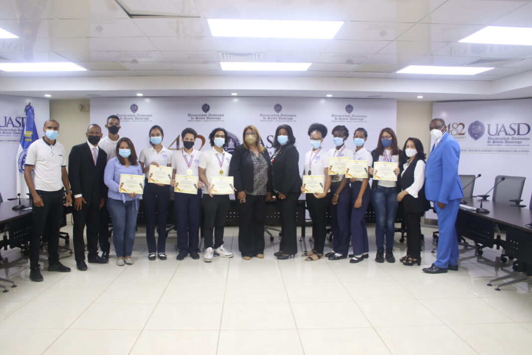 Autoridades de la Facultad de Ciencias de la Educación, junto a los ganadores de los Juegos Intramuros de Ajedrez Mayo 2021