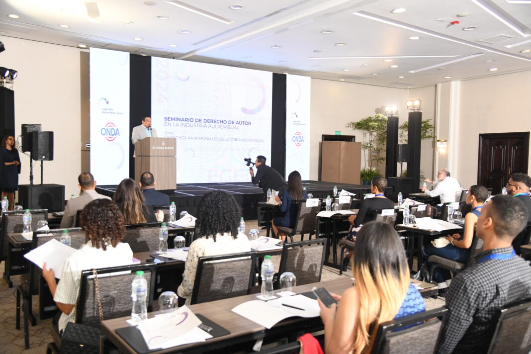 Vista de los participantes en el seminario sobre derecho de autor.