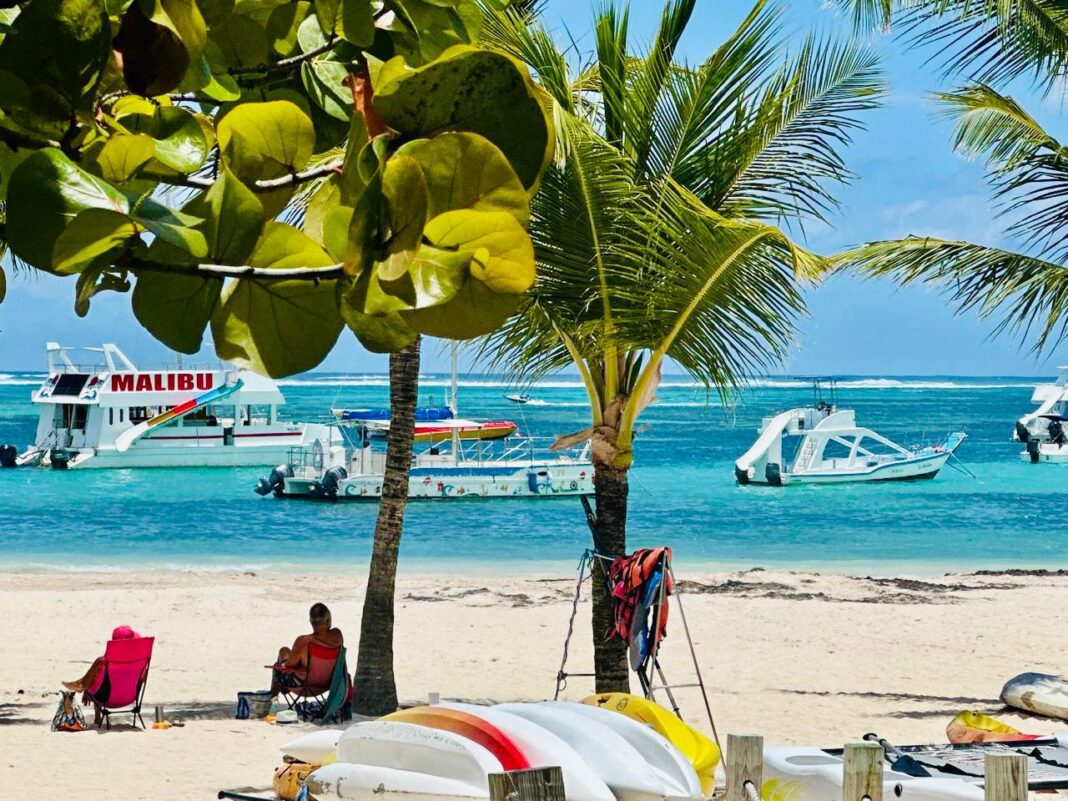 1. Adompretur exhorta regular caos marítimo en franja de bañistas en playa de Bávaro. Adompretur exhorta regular caos marítimo en franja de bañistas en playa de Bávaro.