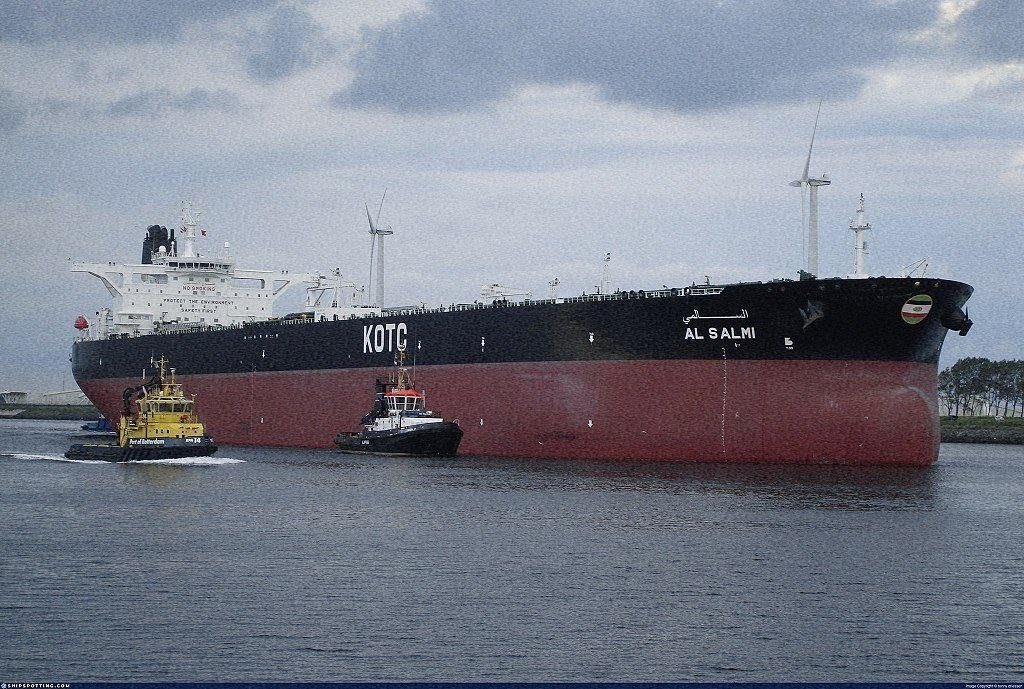Tanquero-Al-Salmi-KPC El tanquero kuwaití Al Salmi, alcanzado por un disparo iraní cuando se encontraba esta semana en el puerto de Dubai, Emiratos Árabes Unidos, sin poder aún cruzar el estrecho de Ormuz. La caída vertical en el tránsito marítimo en la zona está impactando más allá del mercado energético, alcanzando el transporte y el comercio en general, los precios, los flujos financieros y el peso de la deuda sobre los países en desarrollo, según la Unctad. Imagen: KPC