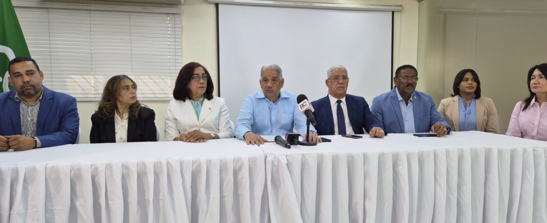 Directivos de MEDICOOP anuncian el I Premio a la Excelencia de Residencias Médicas. Foto suministrada.