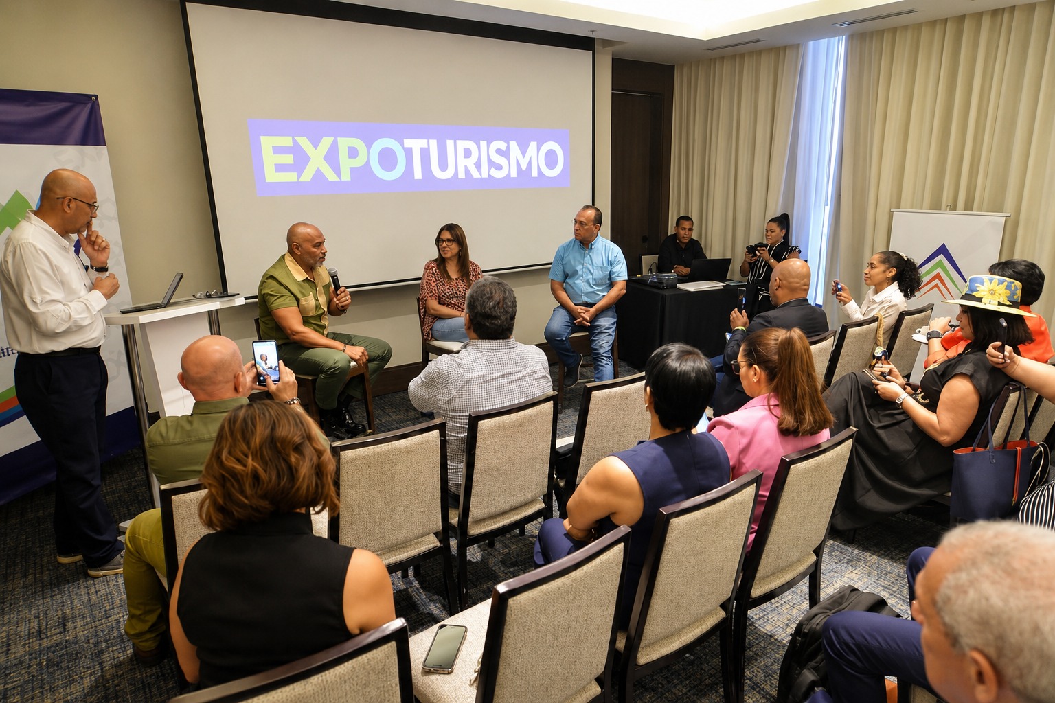 Salvador Batista exponiendo en el conversatorio sobre la evolución  de la prensa turística en RD.