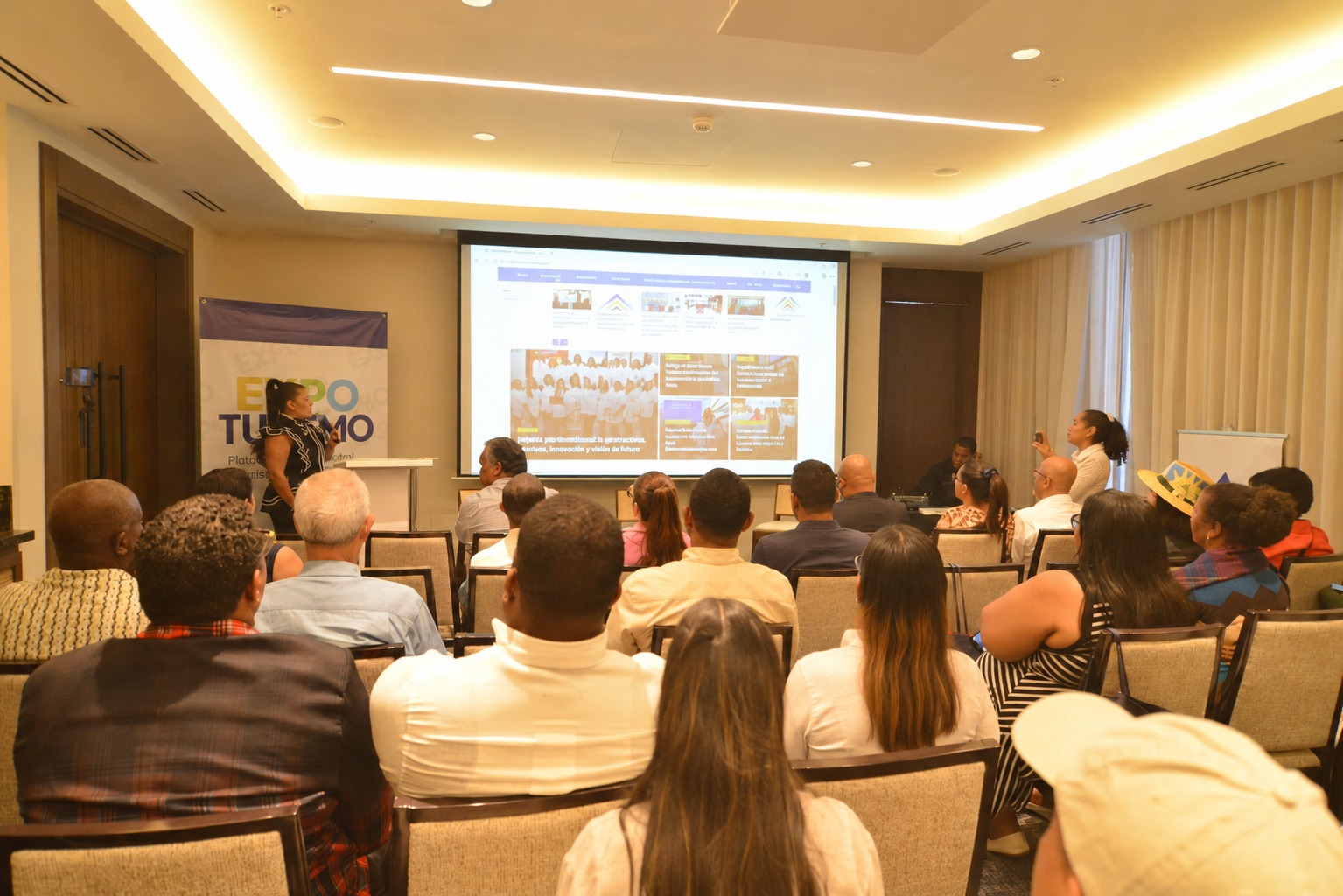 Sarah Hernández presenta el nuevo diseño de la página institucional de Adompretur.
